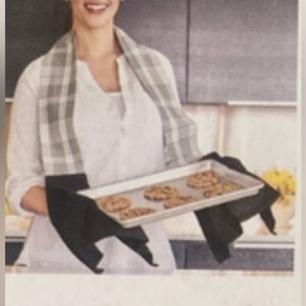 NWT Boa Kitchen by Demdaco Black/White Floral Kitchen Boa Towel